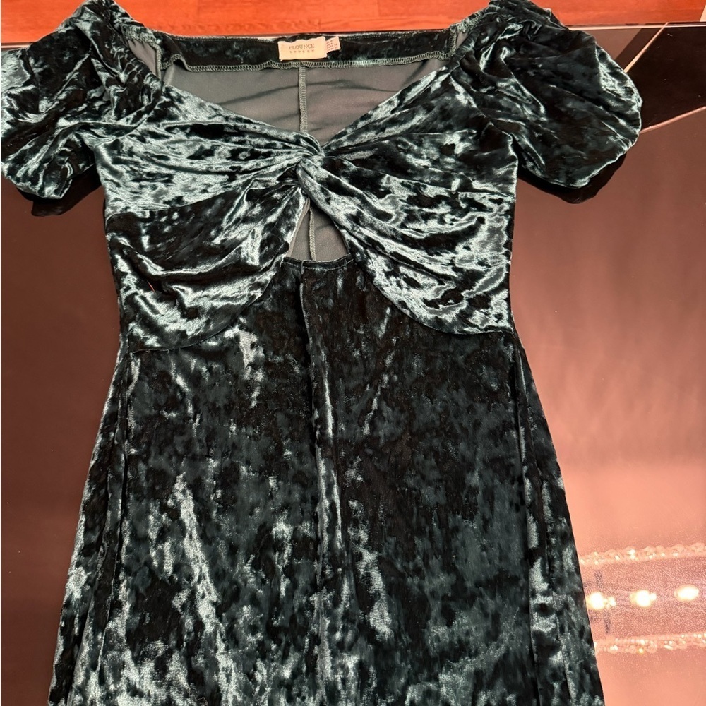 Elegant Velvet Midi Dress in Deep Green - Picture 2 of 5